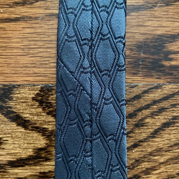 Gucci 60” iridescent silk tie slate print - Picture 11 of 14